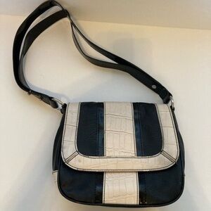 LIZ Claiborne crossbody bag. Magnetic close. Zippered inner pocket. vintage 80s‍